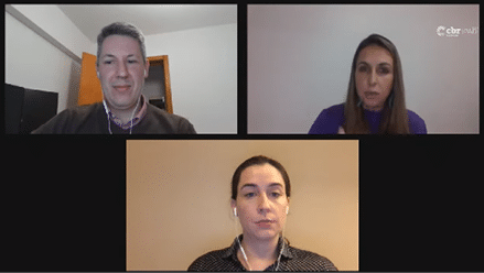 Homem e mulher posando para foto em frente a televis o Descri  o gerada automaticamente