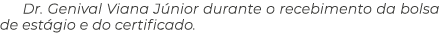 Dr  Genival Viana Júnior durante o recebimento da bolsa de estágio e do certificado  