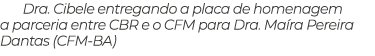 Dra. Cibele entregando a placa de homenagem a parceria entre CBR e o CFM para Dra. Ma ra Pereira Dantas (CFM BA)