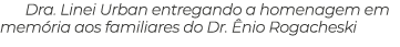 Dra. Linei Urban entregando a homenagem em mem ria aos familiares do Dr. nio Rogacheski