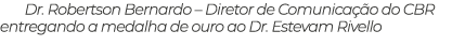 Dr. Robertson Bernardo – Diretor de Comunica o do CBR entregando a medalha de ouro ao Dr. Estevam Rivello