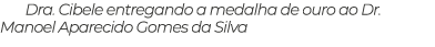 Dra. Cibele entregando a medalha de ouro ao Dr. Manoel Aparecido Gomes da Silva
