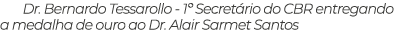 Dr. Bernardo Tessarollo 1º Secret rio do CBR entregando a medalha de ouro ao Dr. Alair Sarmet Santos