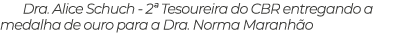 Dra. Alice Schuch 2ª Tesoureira do CBR entregando a medalha de ouro para a Dra. Norma Maranh o
