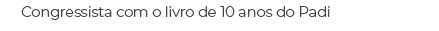 Congressista com o livro de 10 anos do Padi
