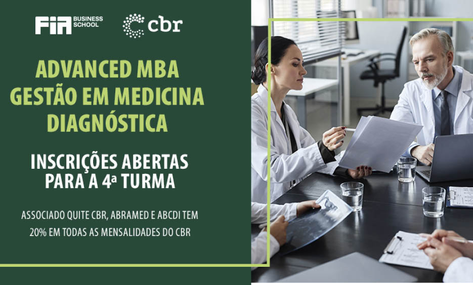 Adultos em roupas brancas de laborat rio discutem documentos em uma mesa de reuni o em ambiente cl nico enquanto ao lado h um an ncio sobre MBA avan ado em gest o em medicina diagn stica com inscri  es abertas.  Descri  o gerada por IA